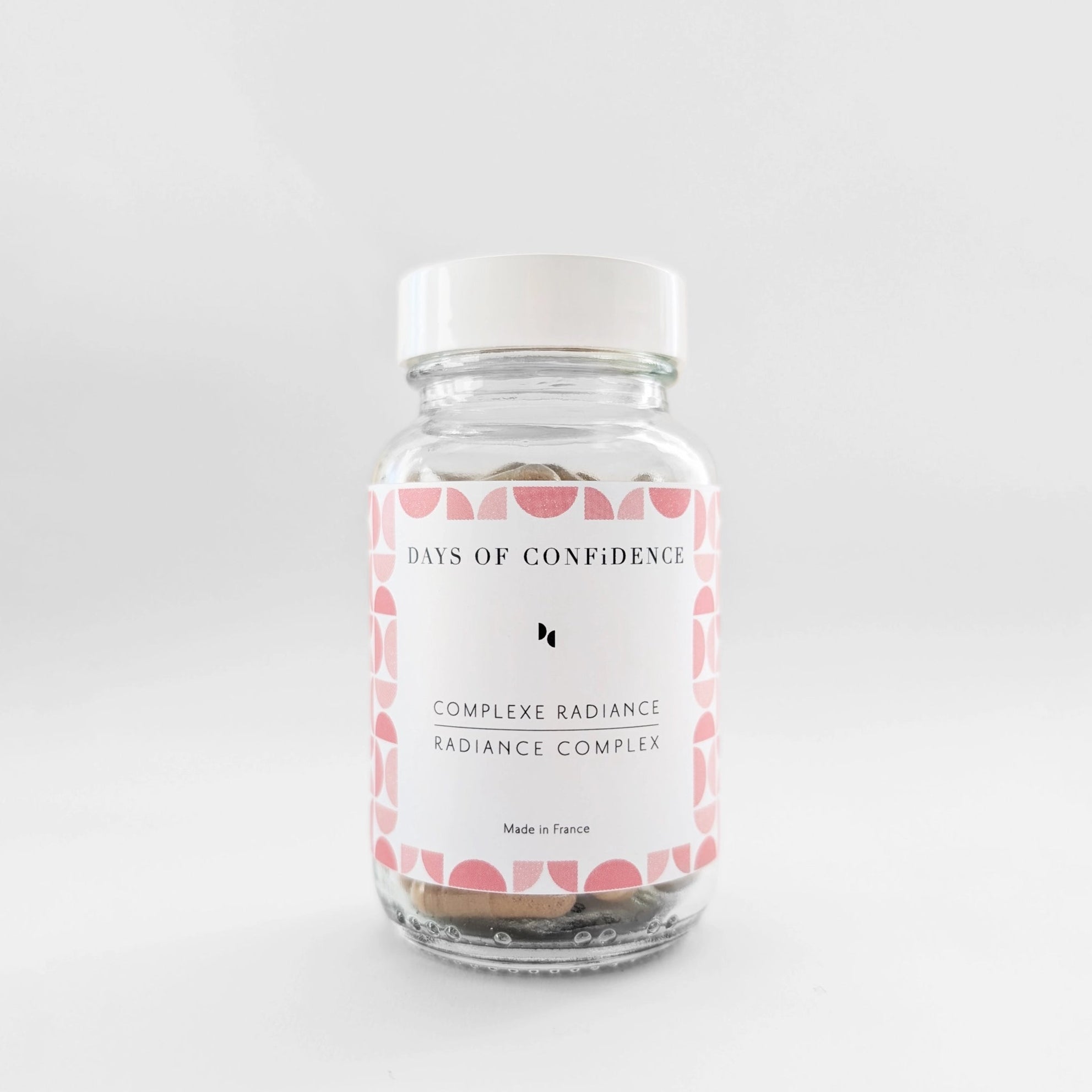 photo packshot sur fond blanc complément alimentaire radiance belle peau marque beauté bien être holistique days of confidence packaging blanc et capuchon rose complément alimentaire pour la peau complement alimentaire anti age complément alimentaire anti rides complément alimentaire peau anti âge
